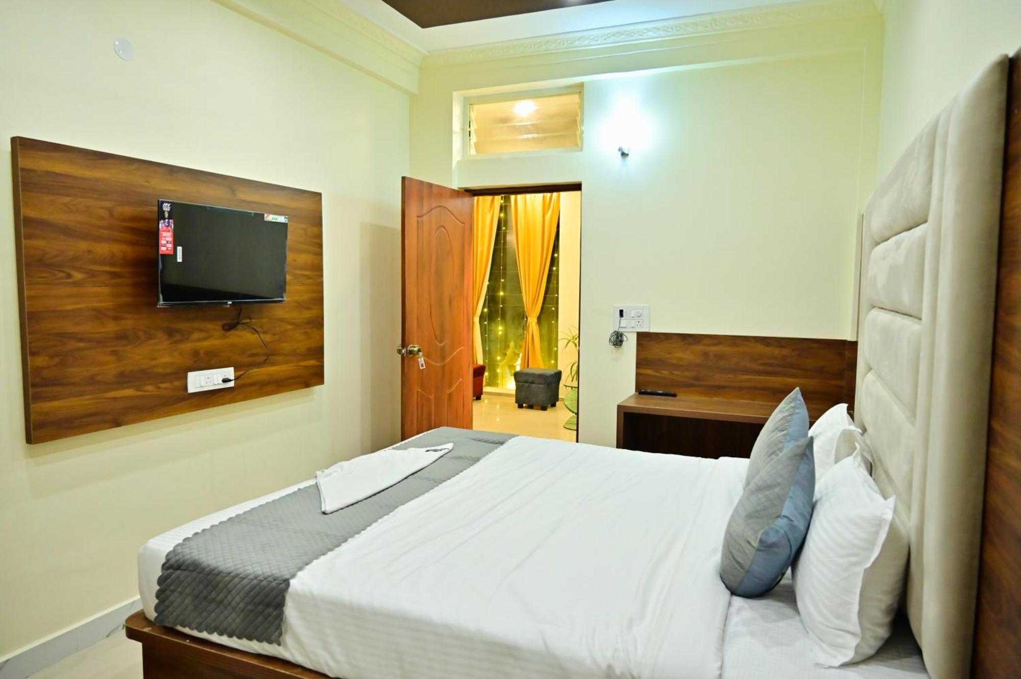 Hotel Boss Palace Májszúr Kültér fotó