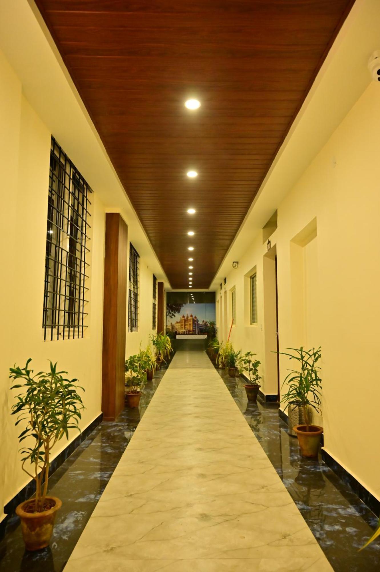 Hotel Boss Palace Májszúr Kültér fotó