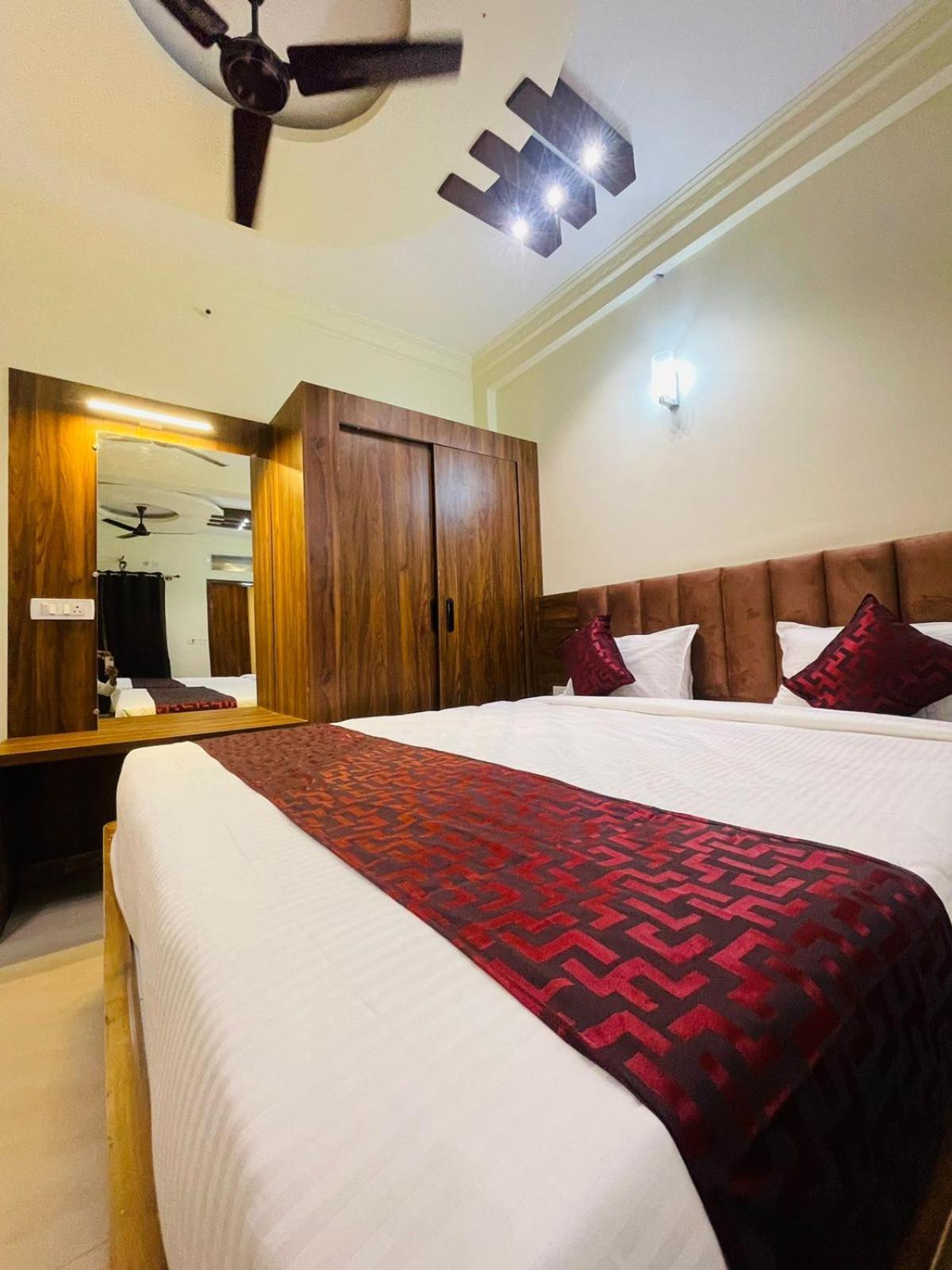Hotel Boss Palace Májszúr Kültér fotó