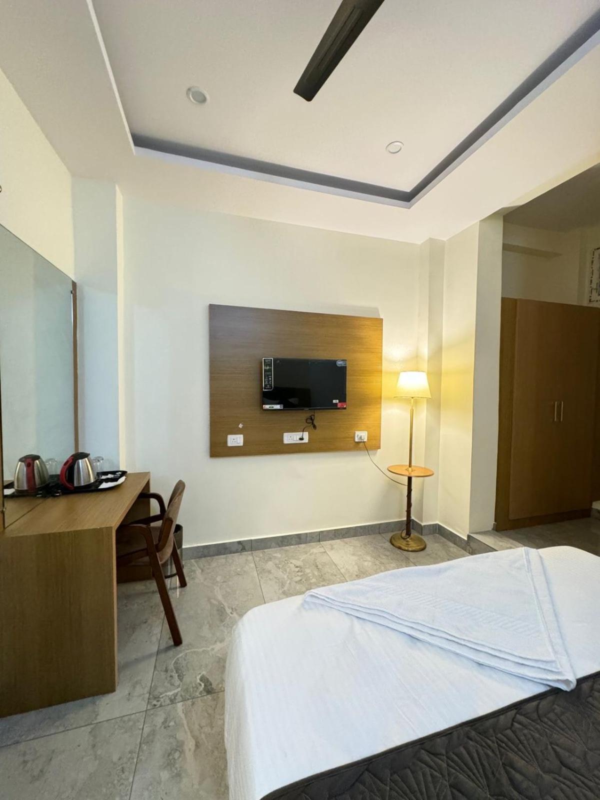 Hotel Boss Palace Májszúr Kültér fotó